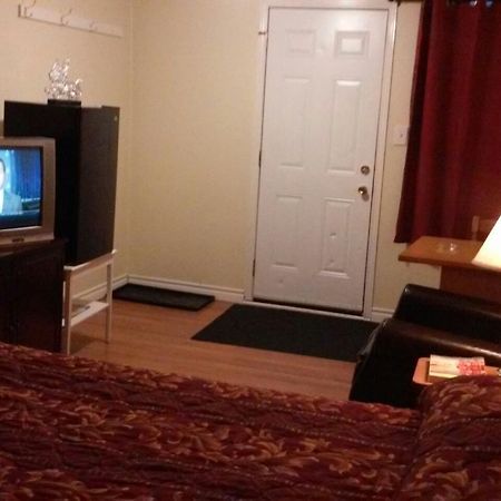 Leisure Motel Windsor Bagian luar foto