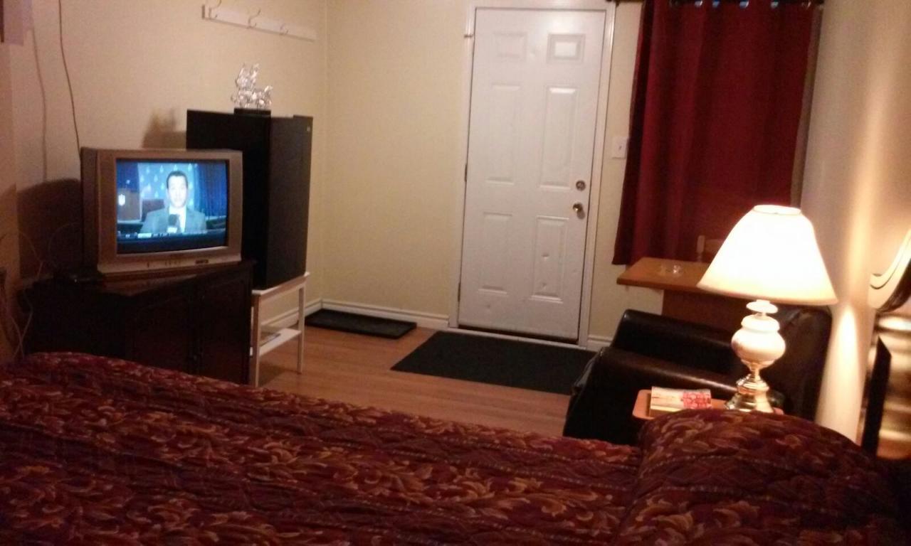 Leisure Motel Windsor Bagian luar foto