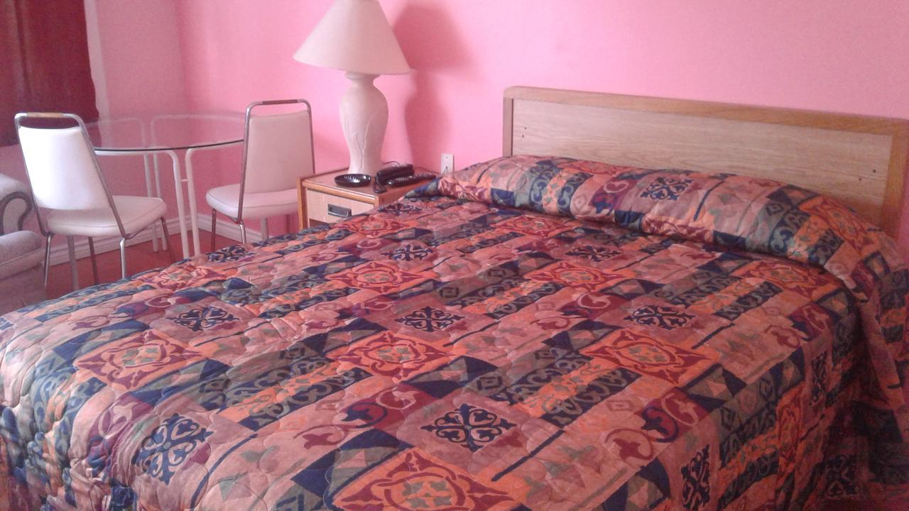 Leisure Motel Windsor Bagian luar foto