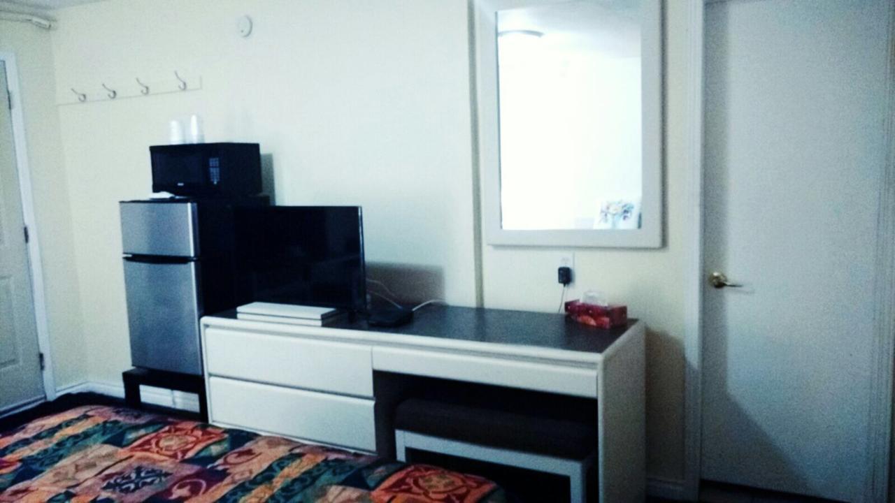 Leisure Motel Windsor Bagian luar foto