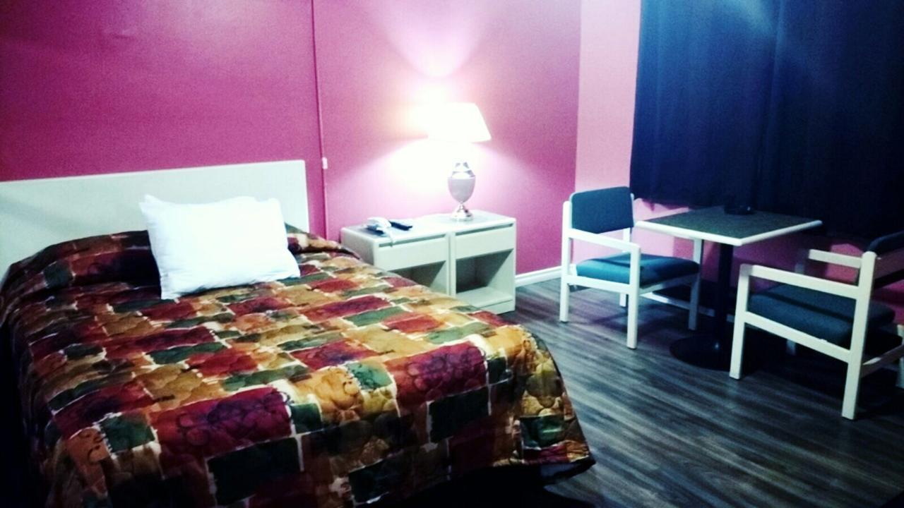 Leisure Motel Windsor Bagian luar foto