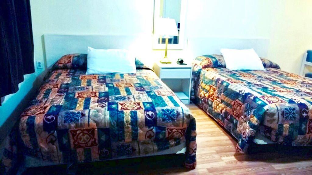 Leisure Motel Windsor Bagian luar foto