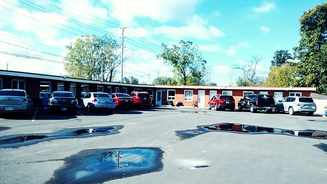Leisure Motel Windsor Bagian luar foto