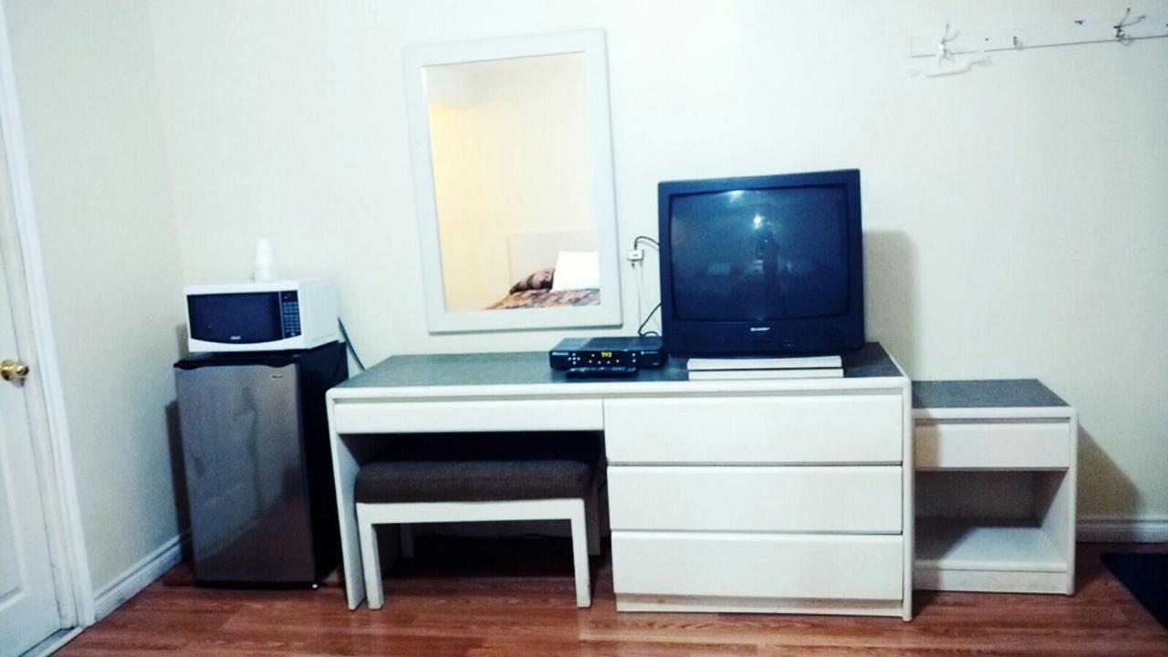 Leisure Motel Windsor Bagian luar foto