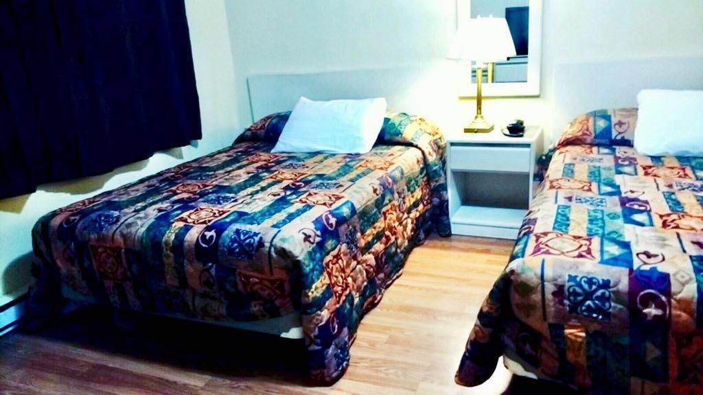 Leisure Motel Windsor Bagian luar foto