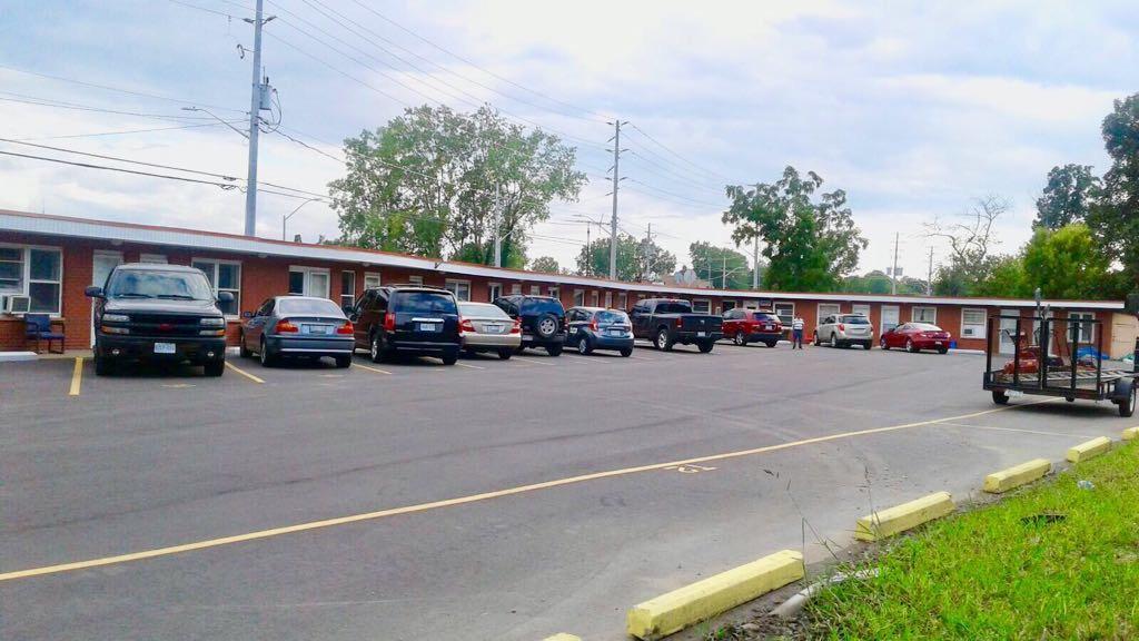 Leisure Motel Windsor Bagian luar foto