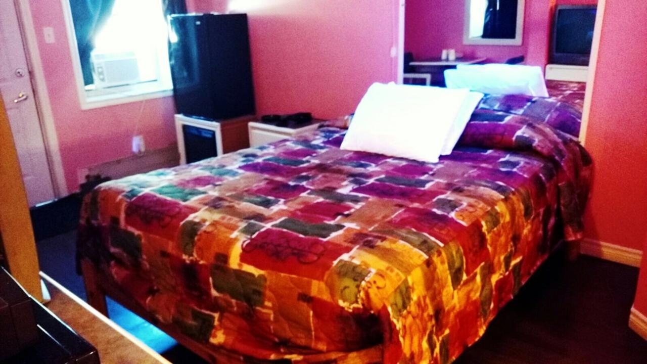 Leisure Motel Windsor Bagian luar foto