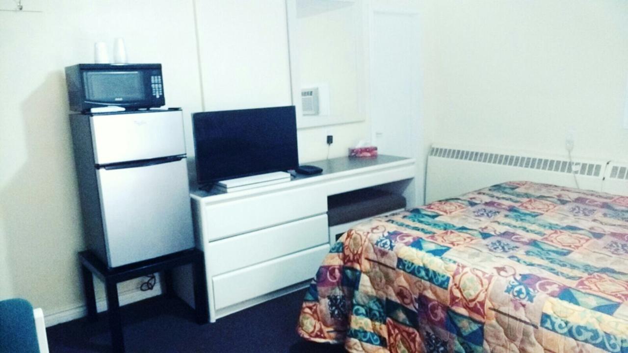 Leisure Motel Windsor Bagian luar foto