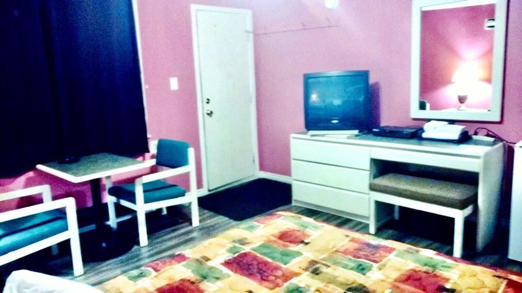 Leisure Motel Windsor Bagian luar foto