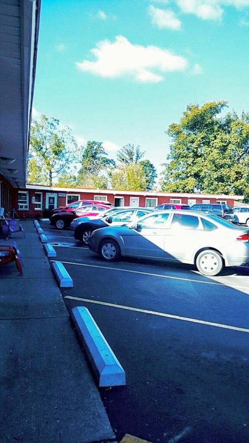 Leisure Motel Windsor Bagian luar foto