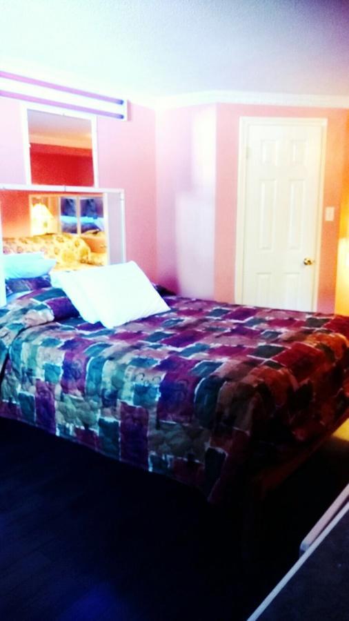 Leisure Motel Windsor Bagian luar foto