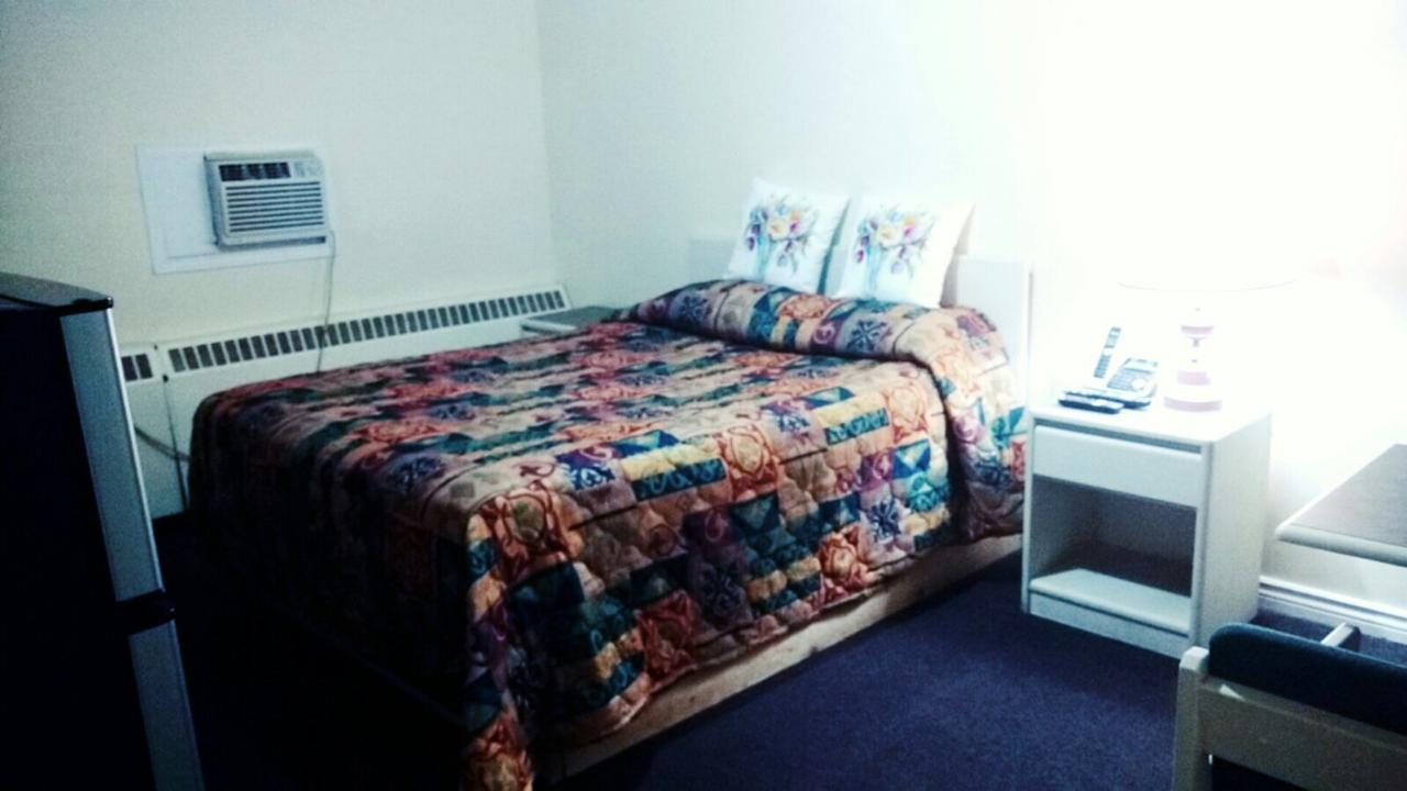 Leisure Motel Windsor Bagian luar foto