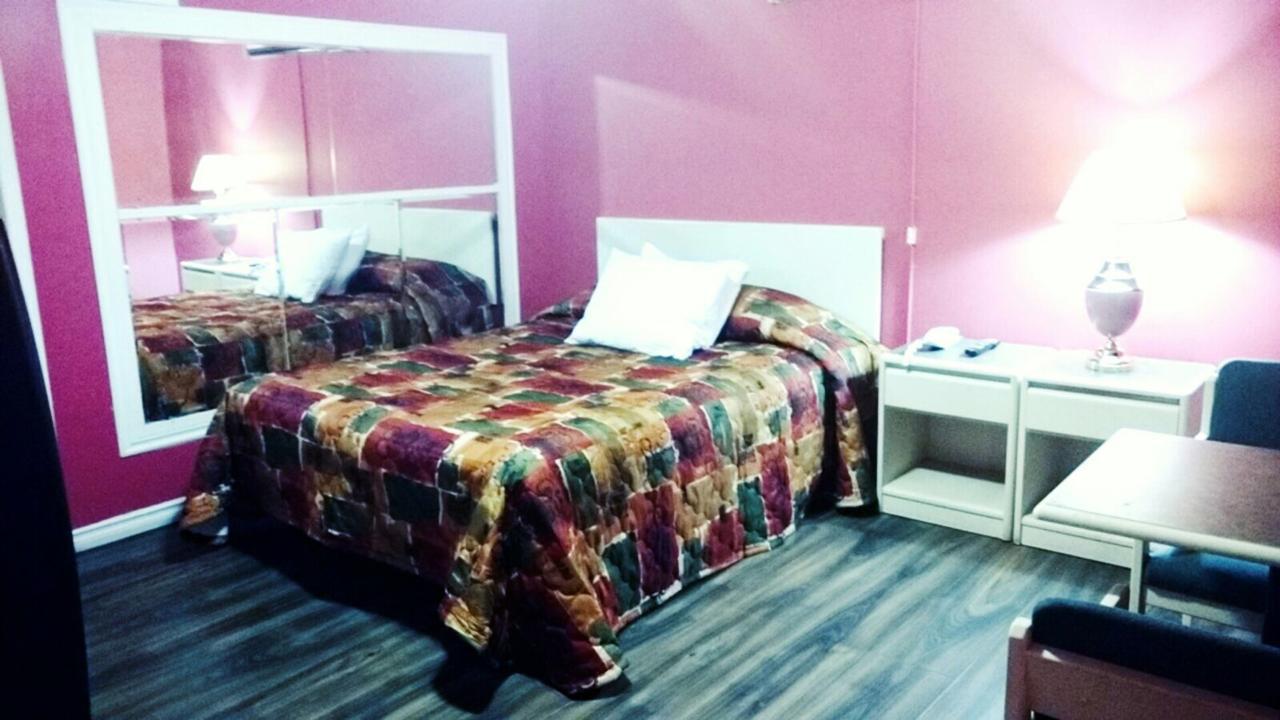 Leisure Motel Windsor Bagian luar foto